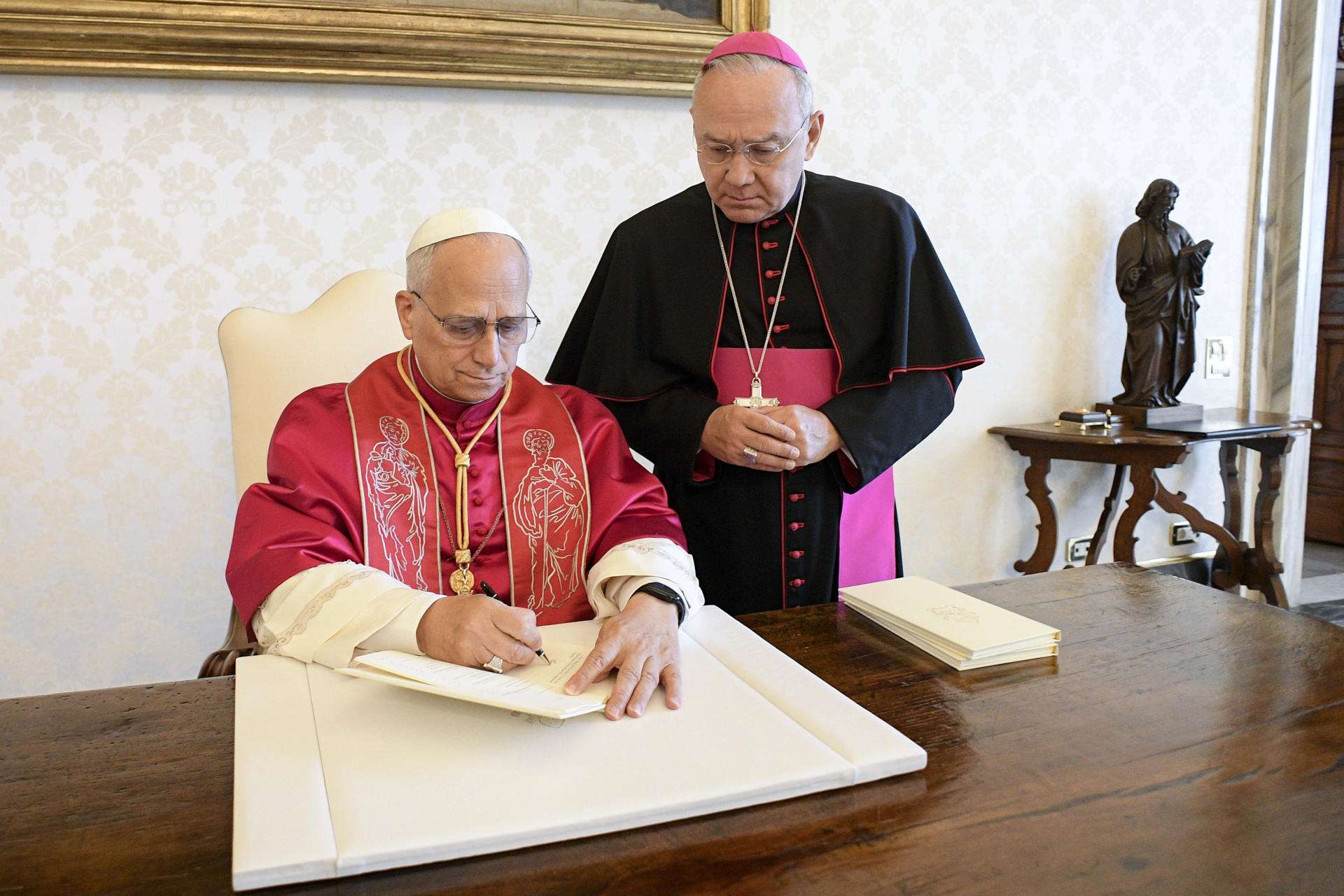 El papa León XIV firma la exhortación apostólica con el título 'Dilexi te' en presencia de monseñor Edgar Peña Parra, este sábado en la biblioteca privada del Palacio Apostólico en el Vaticano. EFE/ Sala Stampa Della Santa Sede SOLO USO EDITORIAL/SOLO DISPONIBLE PARA ILUSTRAR LA NOTICIA QUE ACOMPAÑA (CRÉDITO OBLIGATORIO)