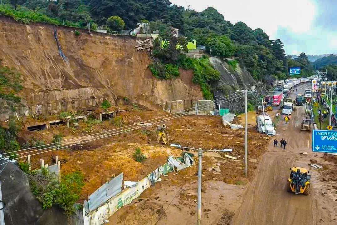 Evacuación en carretera a El Salvador: Vecinos dejan sus hogares por seguridad ante derrumbes