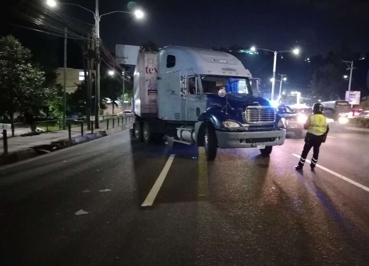 ¡Precaución! Tráiler con desperfectos causa fuerte congestionamiento en Villa Nueva