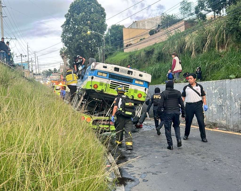 Autobús volcado en Mixco deja varios heridos: esto es lo que se sabe