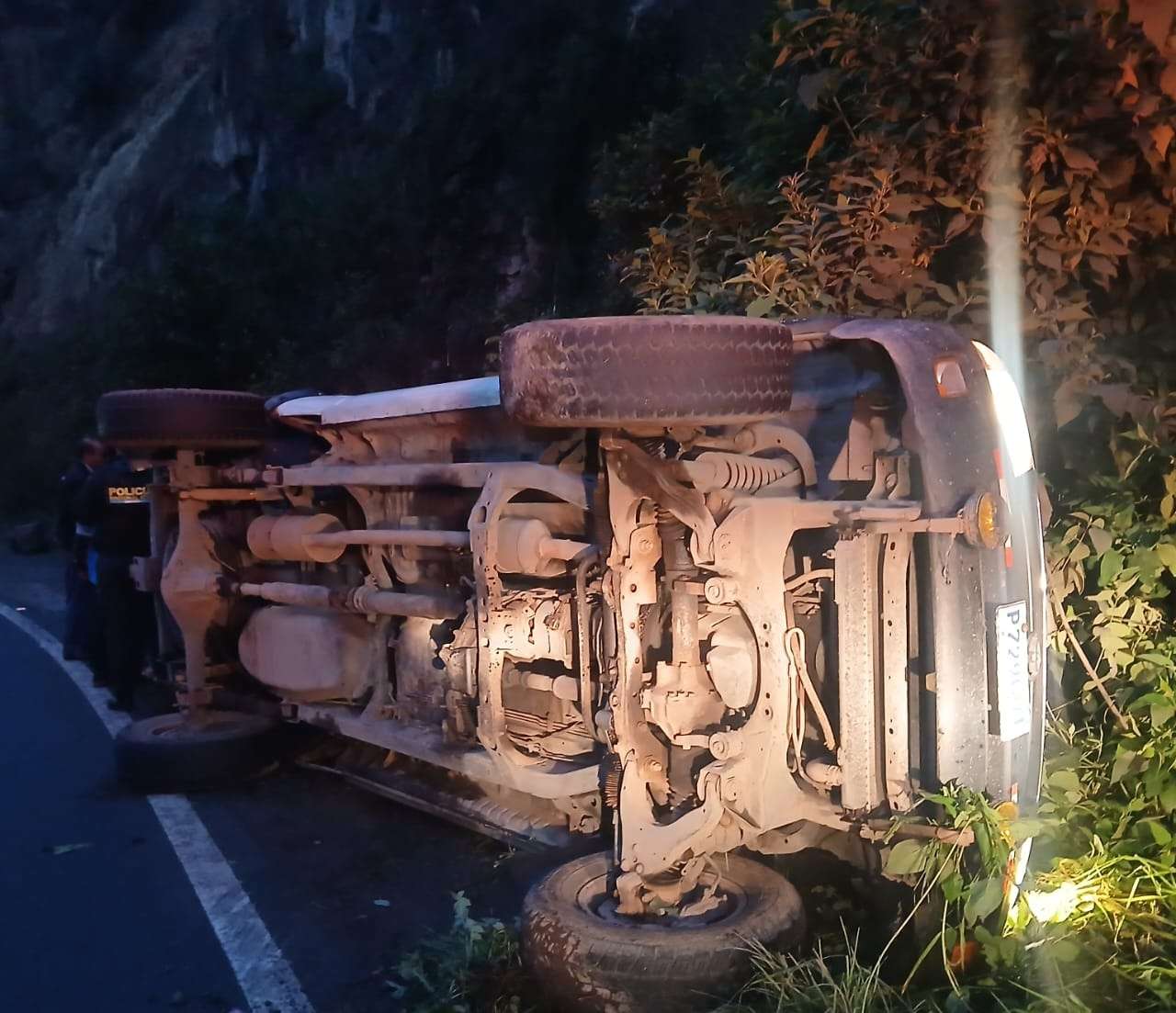 EN IMÁGENES | Picop volcado en Chichicastenango deja a varias personas con lesiones