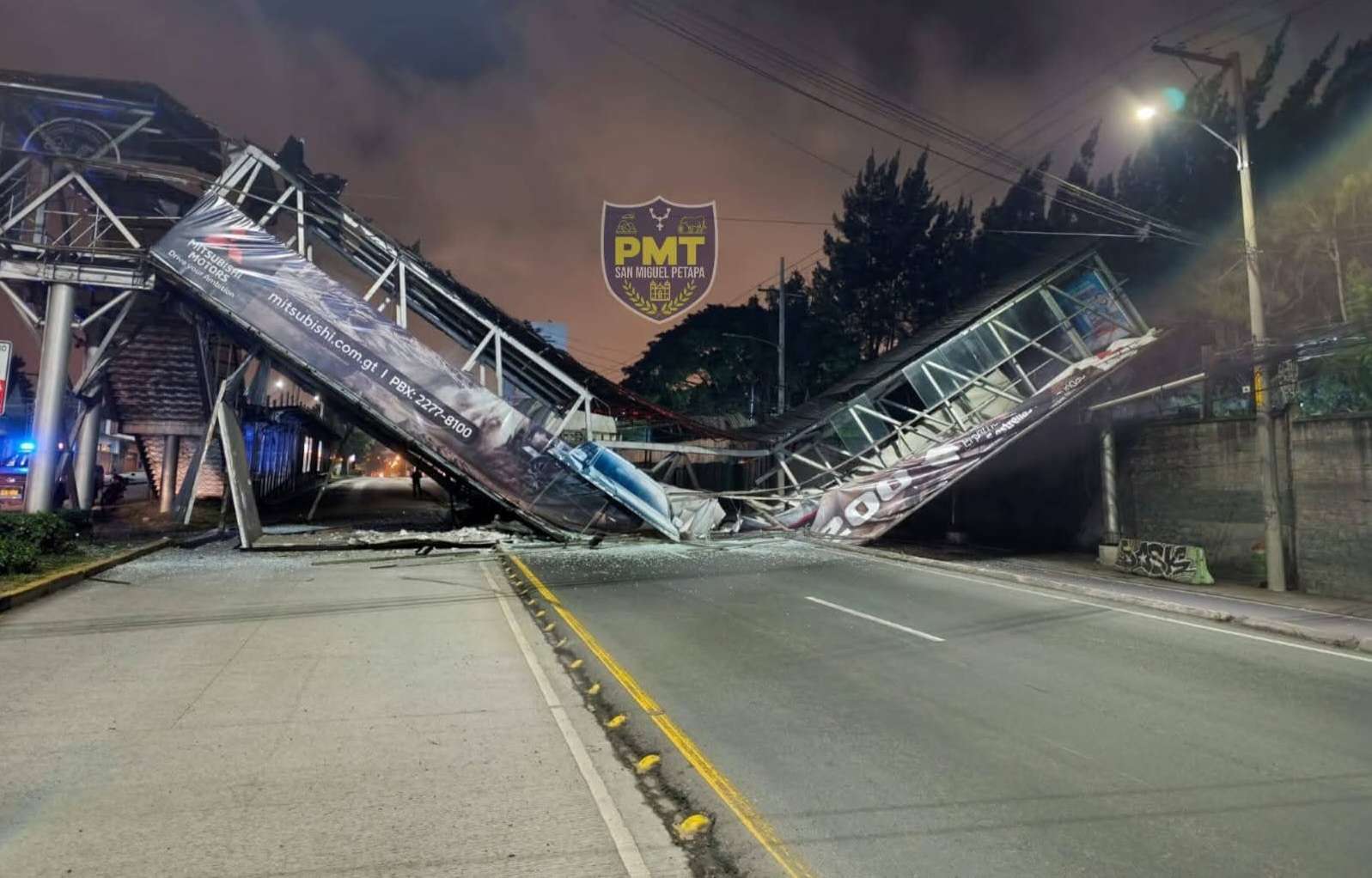 Tráiler bota pasarela en la Aguilar Batres y genera caos vial