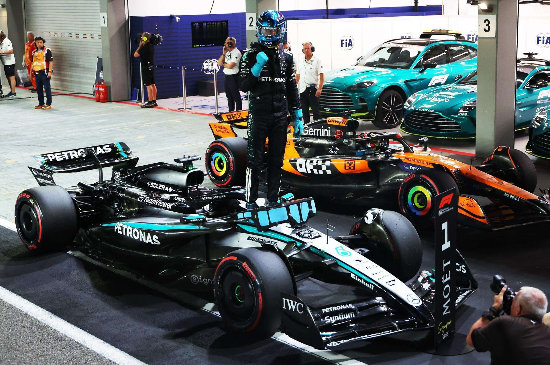 El piloto brtiánico de Mercedes Russell en el circuito de Marina Bay en Singapur. EFE/EPA/FAZRY ISMAI
