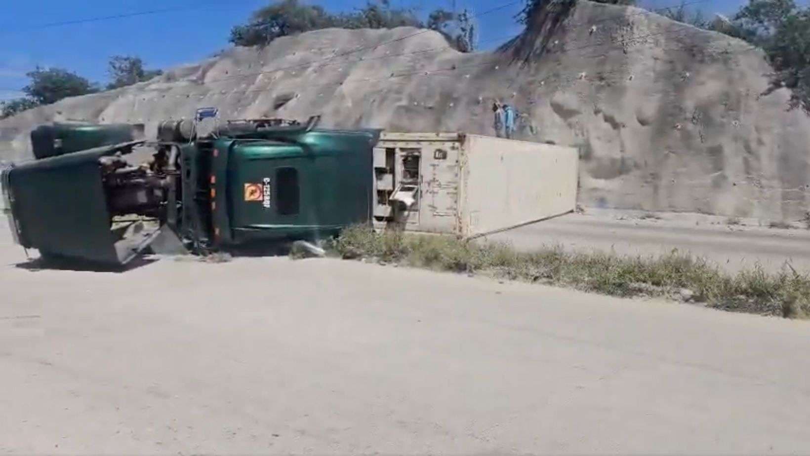 ¡Precaución! Tráiler volcado genera caos vial en ruta al Atlántico