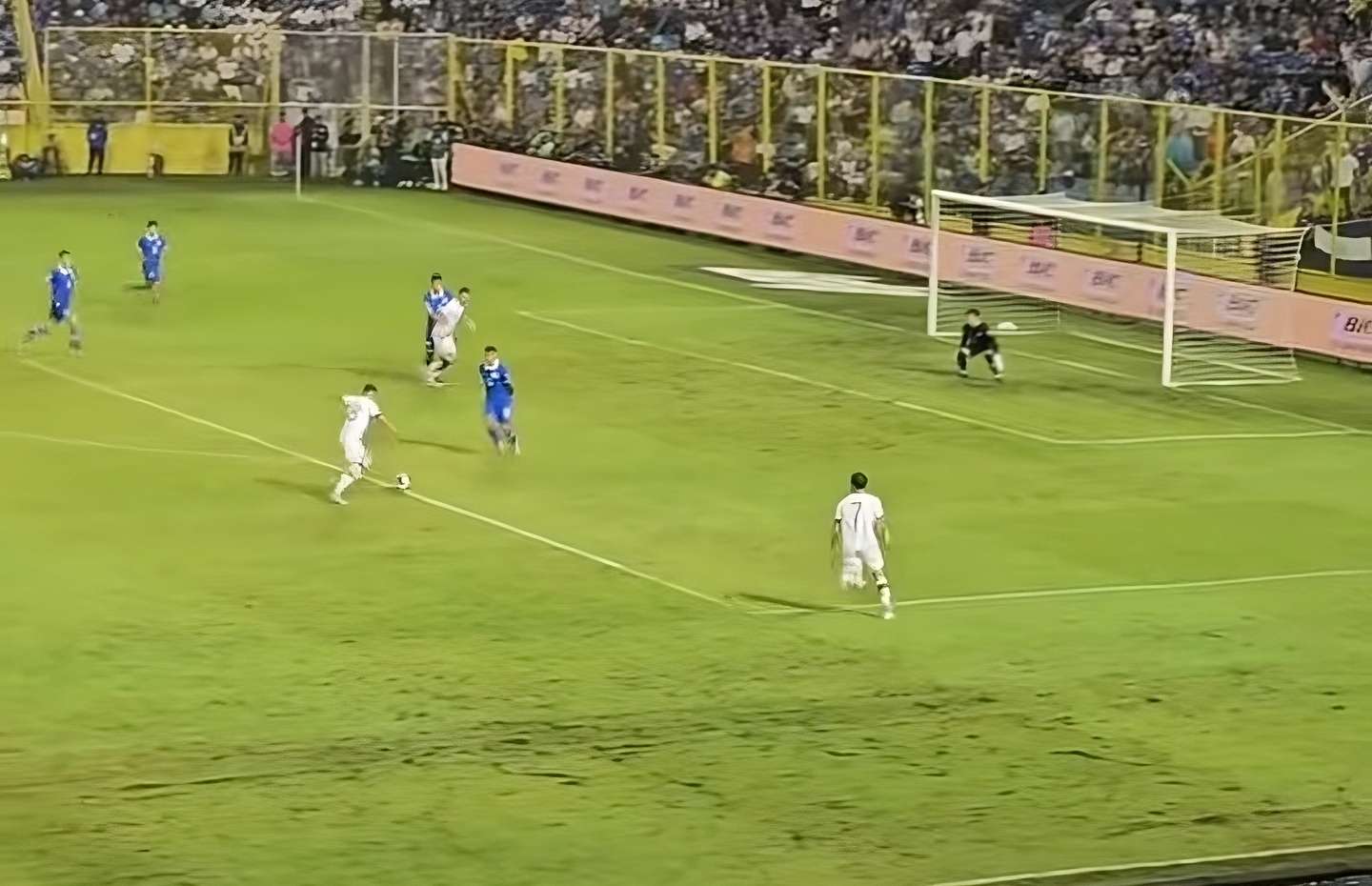 EN VIDEO | ¡Desde otro ángulo! El gol de Santis captado por un salvadoreño