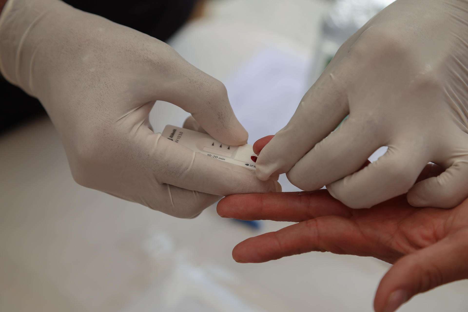 Una persona toma una muestra para una prueba rápida de detección del VIH este viernes, en Ciudad de Guatemala (Guatemala). EFE/ Mariano Macz