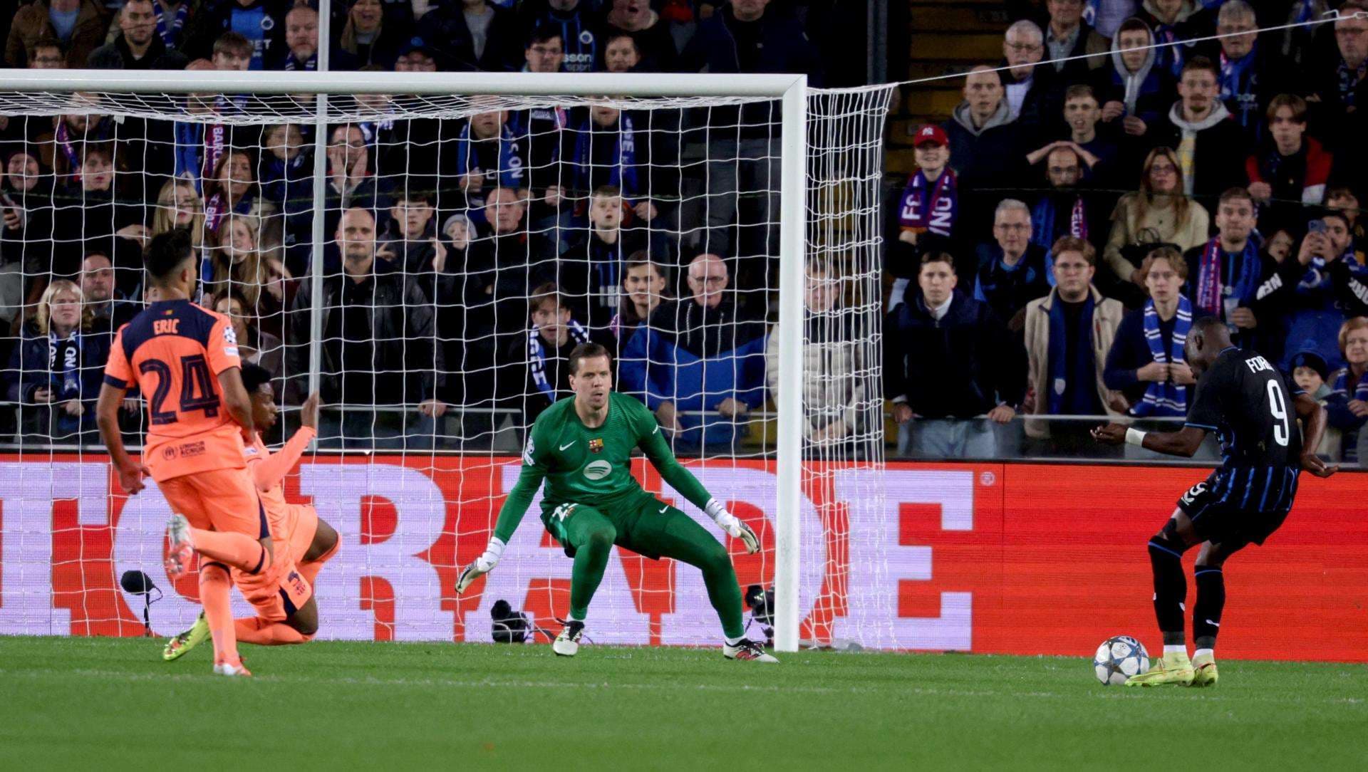 El jugador del Brujas Carlos Forbs (d) logra un gol durante el partido de la cuarta jornada de la UEFA Champions League que han jugado Club Brugge KV y FC Barcelona,en Brujas. EFE/EPA/OLIVIER MATTHYS