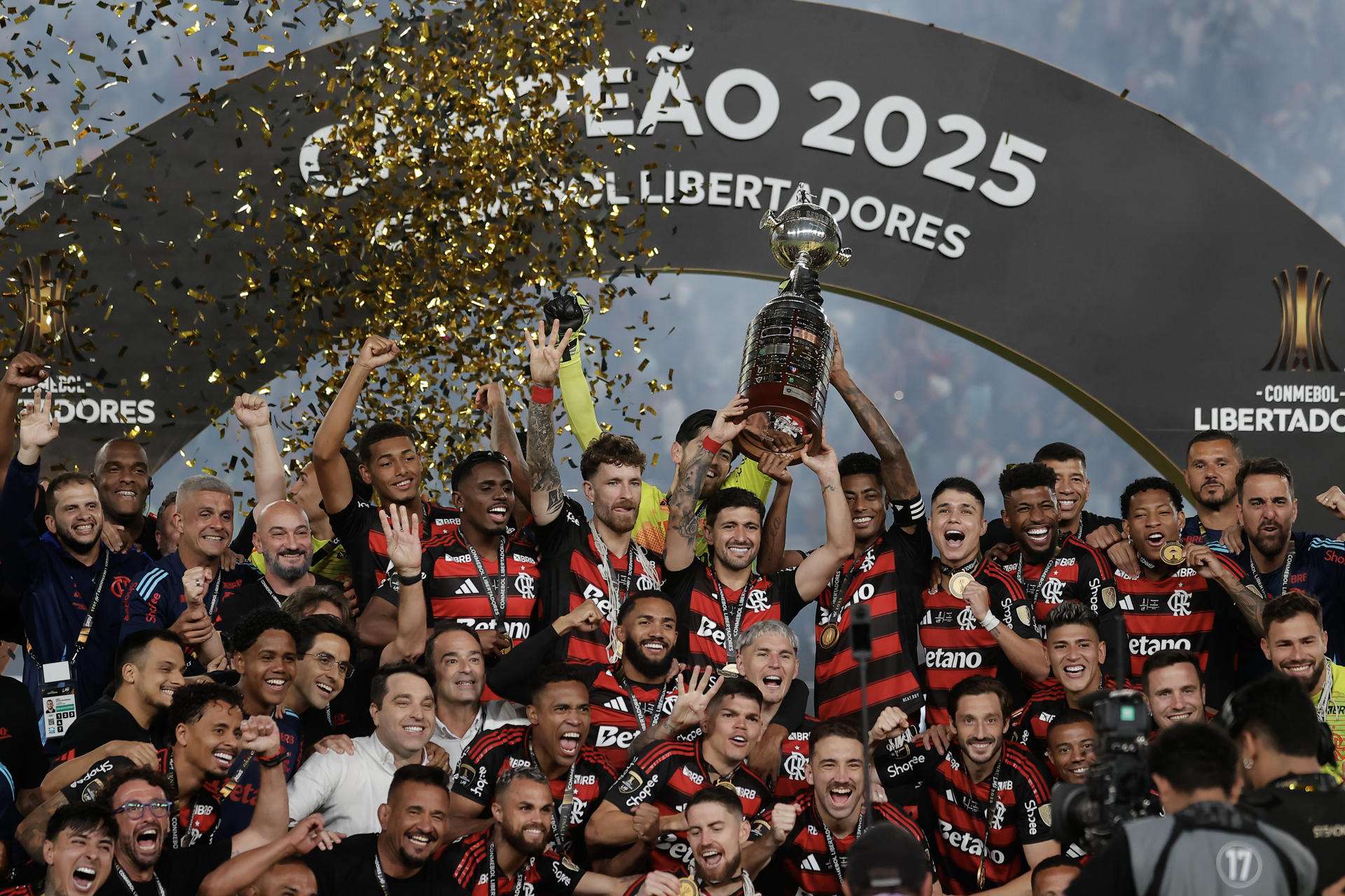 Jugadores de Flamengo celebran con el trofeo al ganar la Copa Libertadores. EFE/ José Jácome