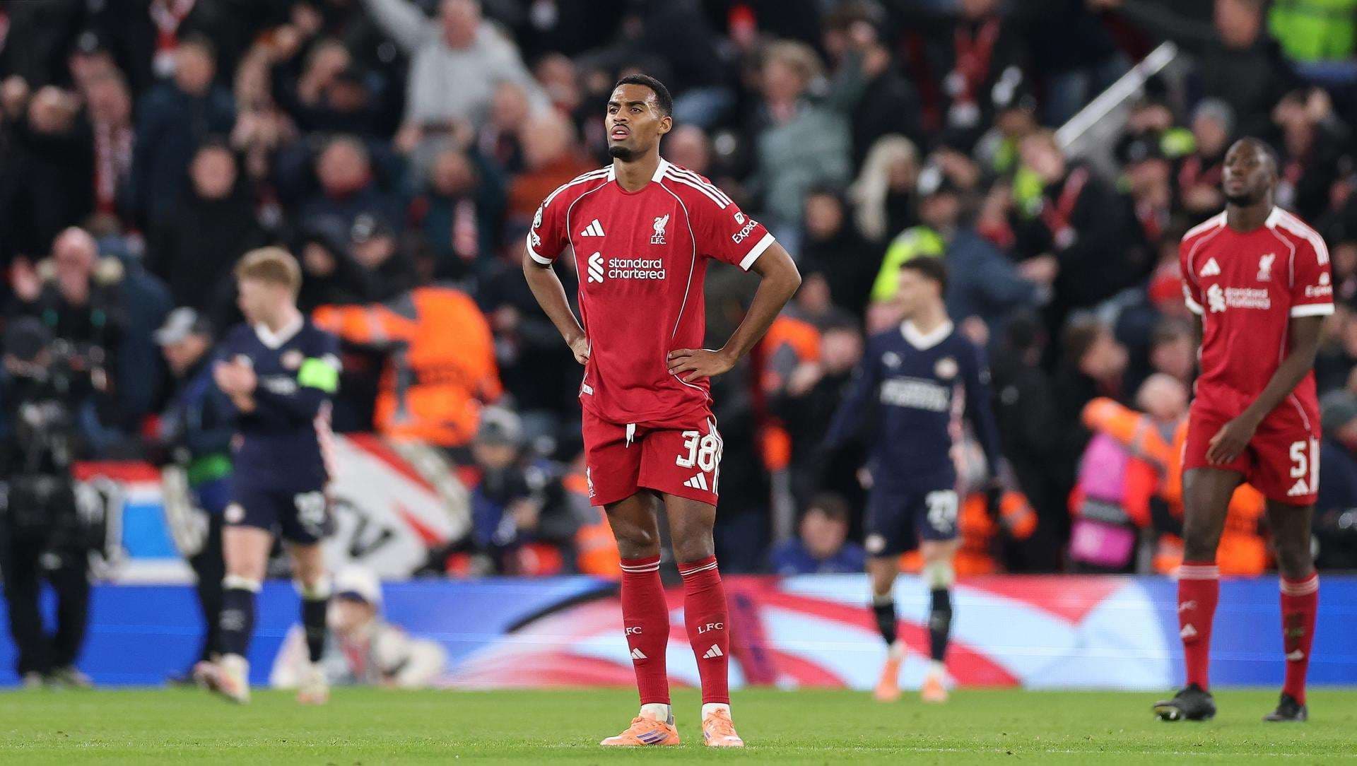 El jugador del Liverpool Ryan Gravenberch (C) reacciona durante el partido de la UEFA Champions League que han jugado Liverpool y PSV Eindhoven en Liverpool, Reino Unido. EFE/EPA/ADAM VAUGHAN