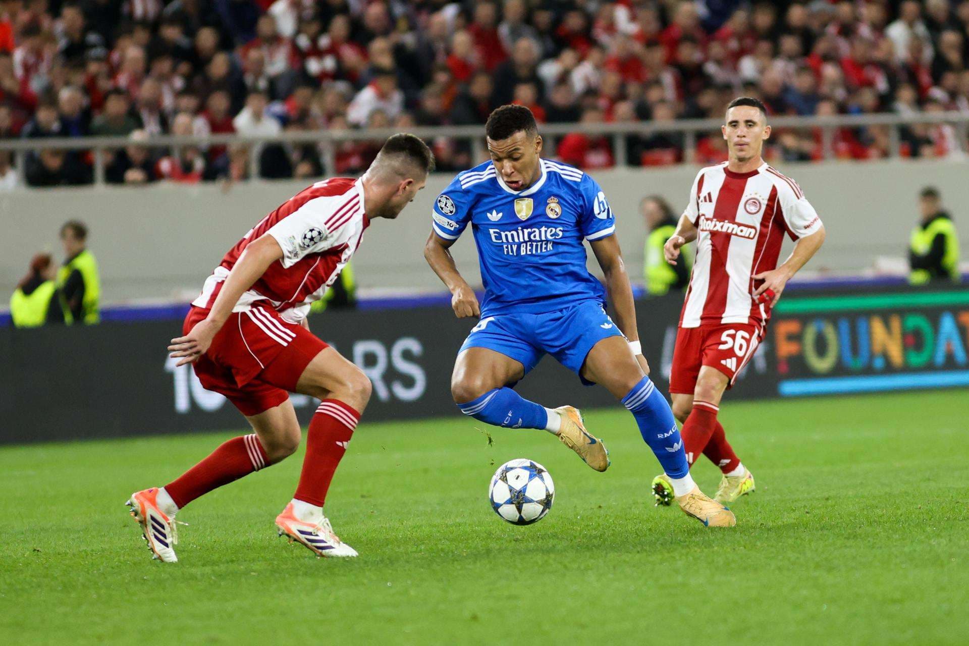 El jugador del Real Madrid Kylian Mbappe (c) durante el partido de la UEFA Champions League que han jugado Olympiacos FC y Real Madrid en Atenas, Grecia. EFE/EPA/GEORGIA PANAGOPOULOU