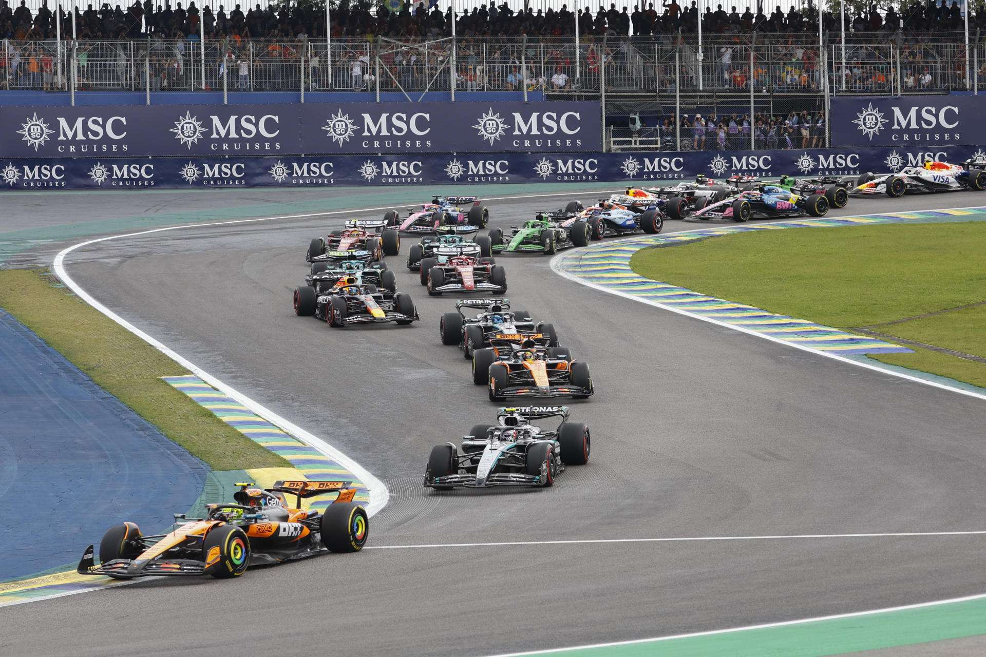 Pilotos participan en la salida de la carrera sprint este sábado, del Gran Premio de Formula Uno en el circuito de Interlagos, en Sao Paulo (Brasil). EFE/ Sebastiao Moreira