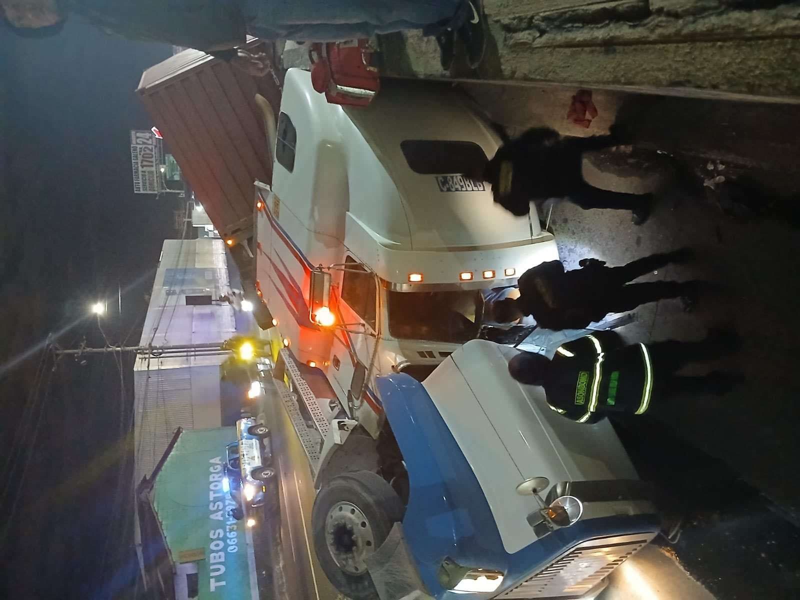 Tráiler vuelca en el ingreso al viaducto de Linda Vista y paraliza el tránsito