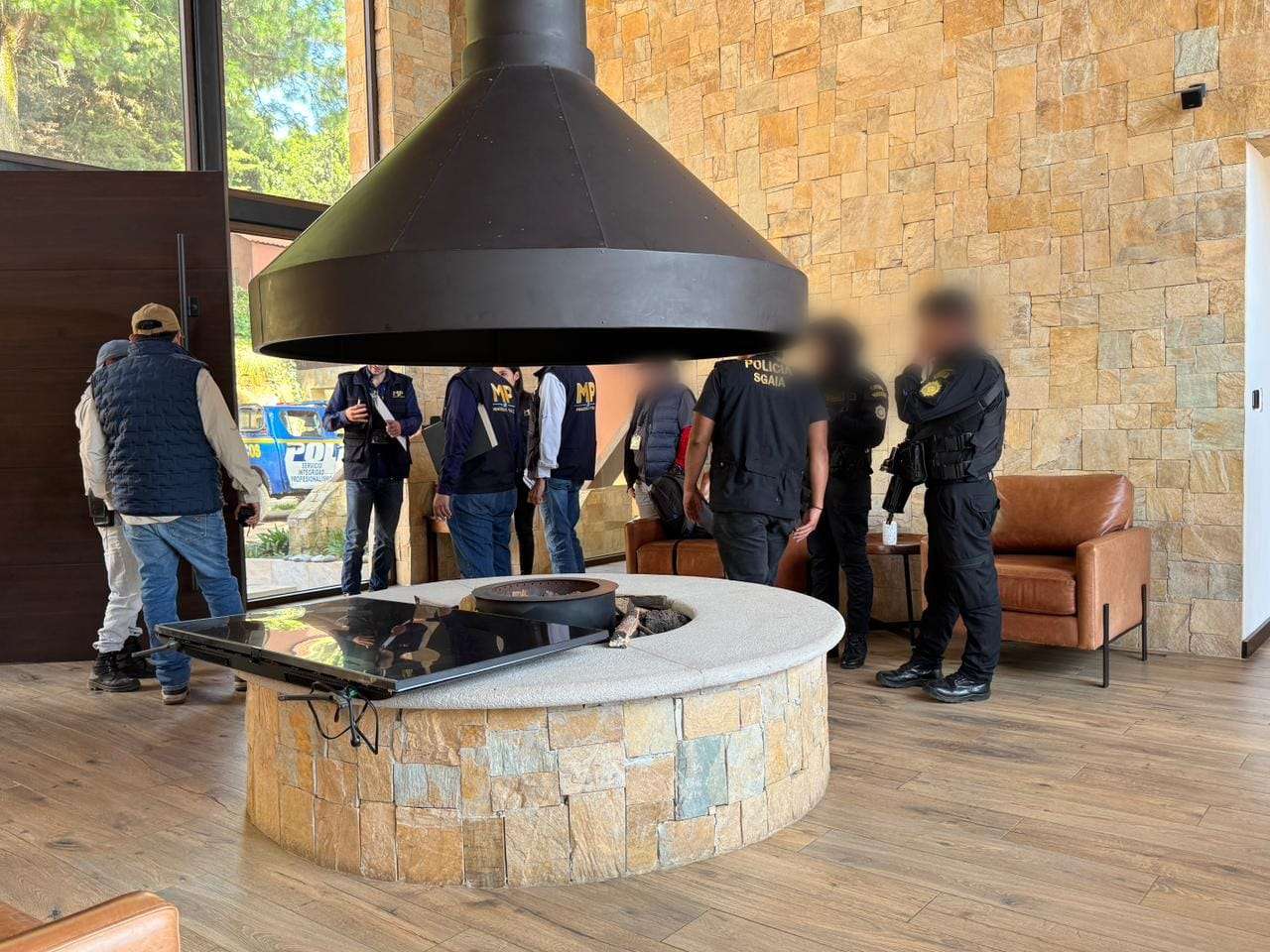 Fiscalía de Extinción de Dominio allana inmueble vinculado al expresidente Alejandro Giammattei