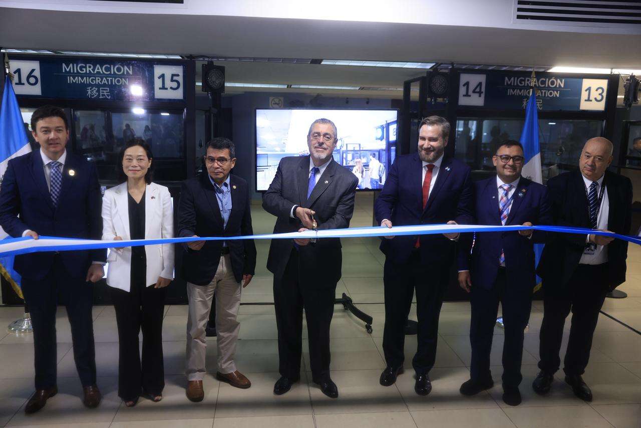 Aeropuerto La Aurora estrena tecnología: ¿más rápido, más seguro? Así funcionan los nuevos módulos de Migración