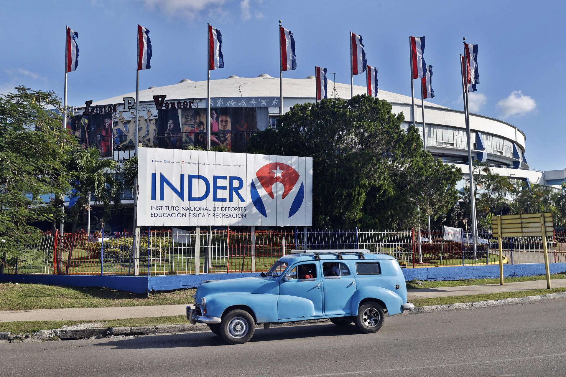 Un vehículo transita frente al Coliseo de la Ciudad Deportiva del Instituto Nacional de Deportes, Educación Física y Recreación (Inder) de Cuba en La Habana. El Gobierno cubano habilitó por primera vez desde 1959 los patrocinios a federaciones y equipos deportivos de la isla a través de empresas privadas nacionales y extranjeras. EFE/Ernesto Mastrascusa