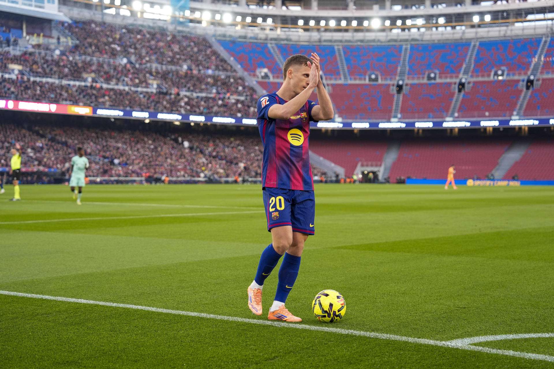 El delantero del Barcelona Dani Olmo durante el partido de LaLiga entre el Barcelona y el Athletic Club, este sábado en el Camp Nou. EFE/ Siu Wu