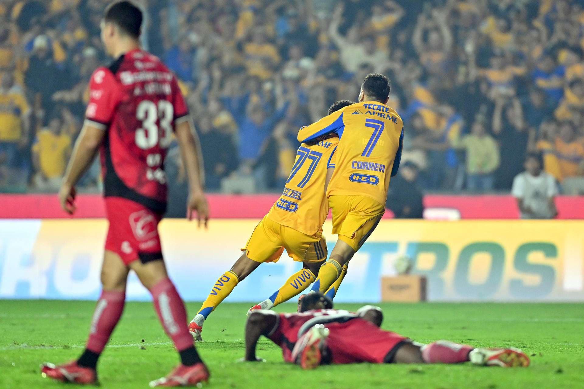 Ozziel Herrera (i) y Angel Correa de Tigres celebran la goleada por 5-0 sobre Tijuana que les ha clasificado este sábado en el estadio Universitario de San Nicolás de Los Garza a las semifinales del Torneo Apertura mexicano. EFE/ Miguel Sierra