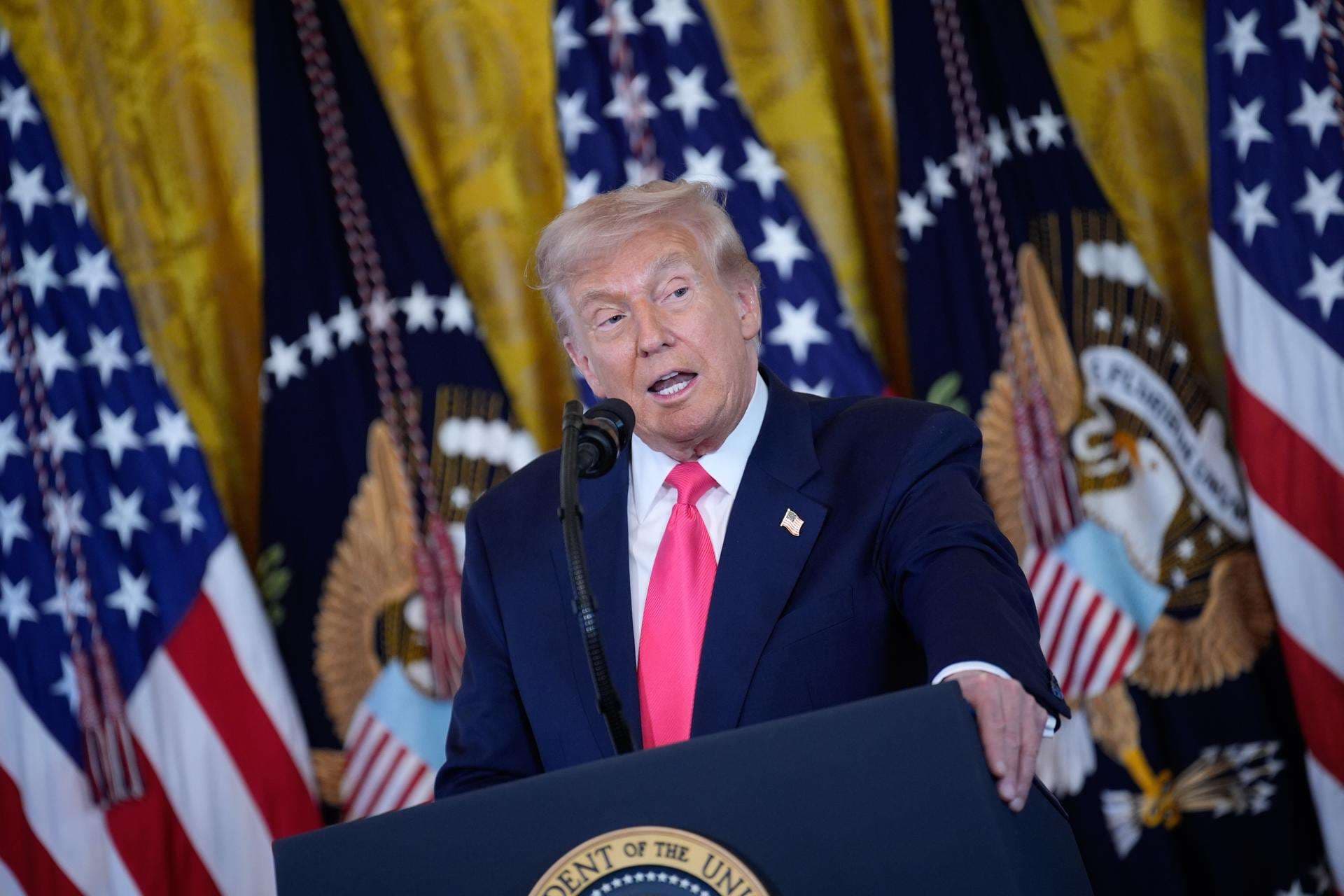 Trump dice que pedirá investigación sobre vínculos de Bill Clinton y otros con Epstein