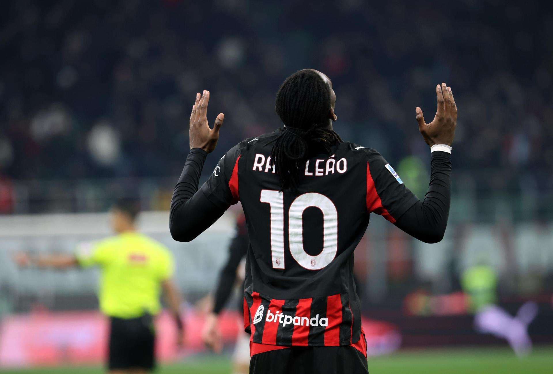 El extremo del Milan Rafael Leao celebra el 1-0 durante el partido de la Serie A que han jugado AC Milan y SS Lazio, en Milan, Italia. EFE/EPA/MATTEO BAZZI