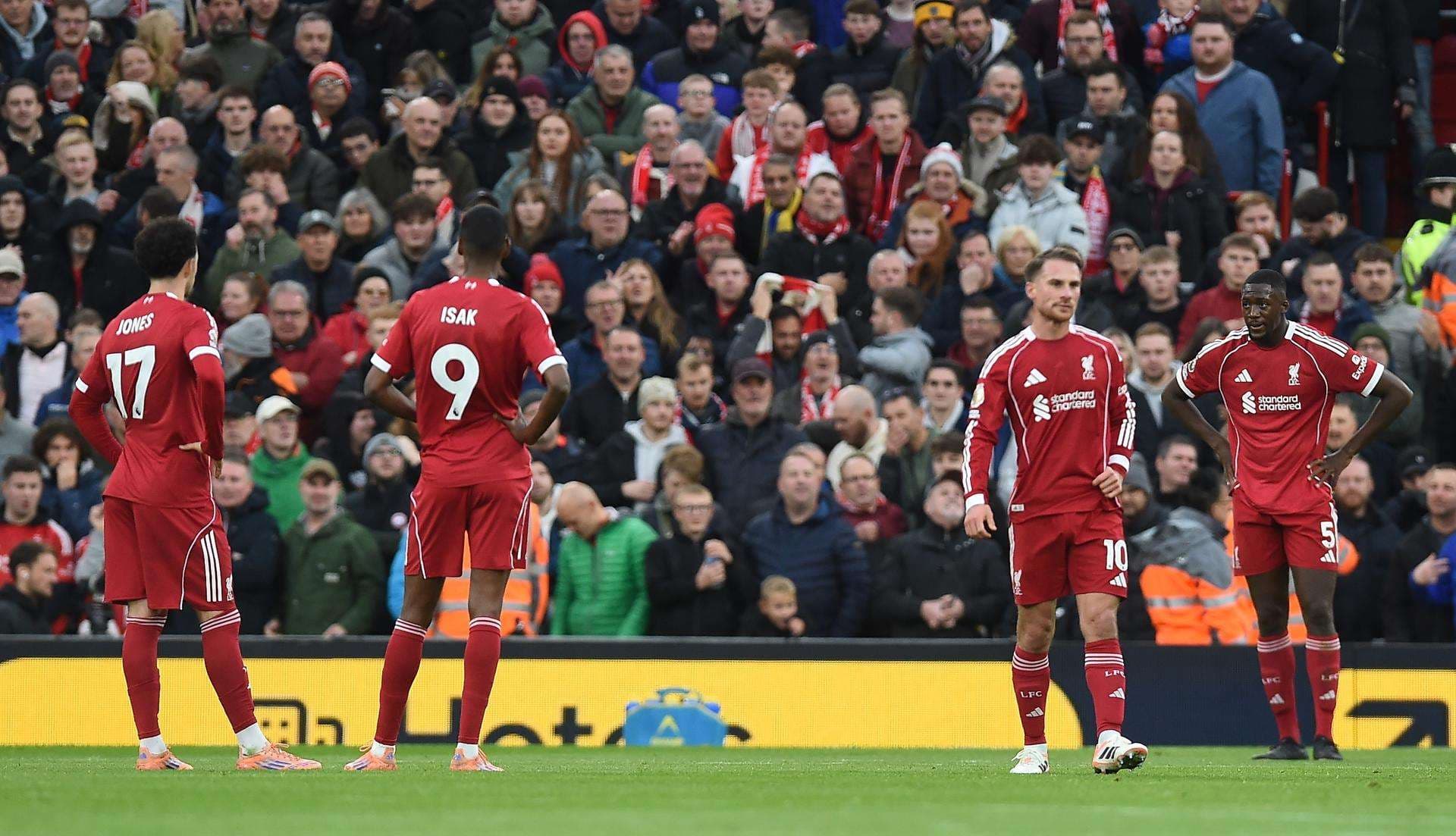 Los jugadores del Liverpool lamentan un gol del Nottingham Forest en Liverpool, Reino Unido. EFE/EPA/PETER POWELL