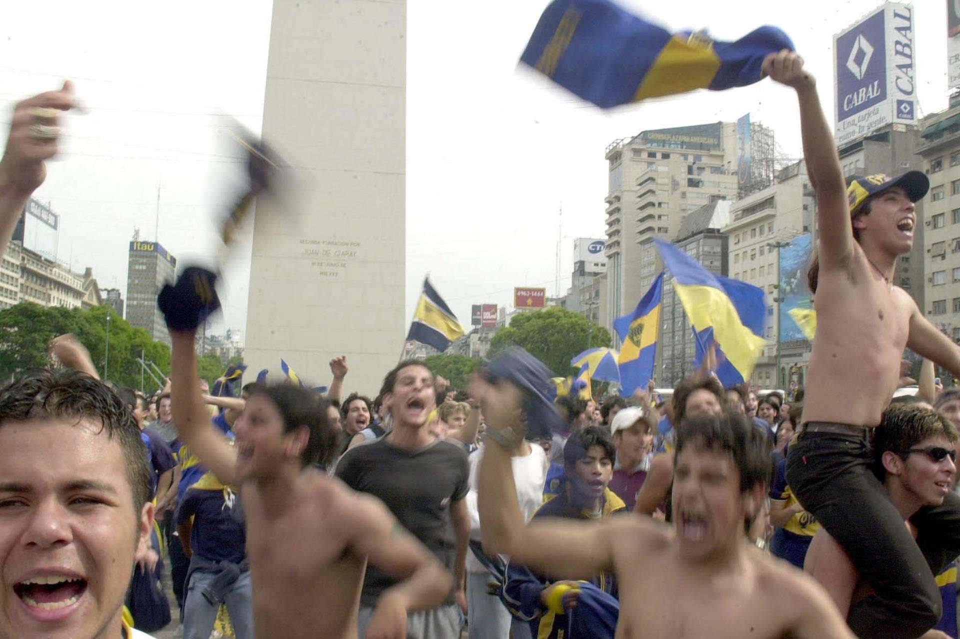 Fotografía tomada el 28 noviembre de 2000 a hinchas de Boca Juniors celebrando en la plaza bonaerense del Obelisco la conquista de la Copa Intercontinental en Japón a expensas del Real Madrid. EFE/INFOSIC/MARIANO ESPINOSA/MK.
