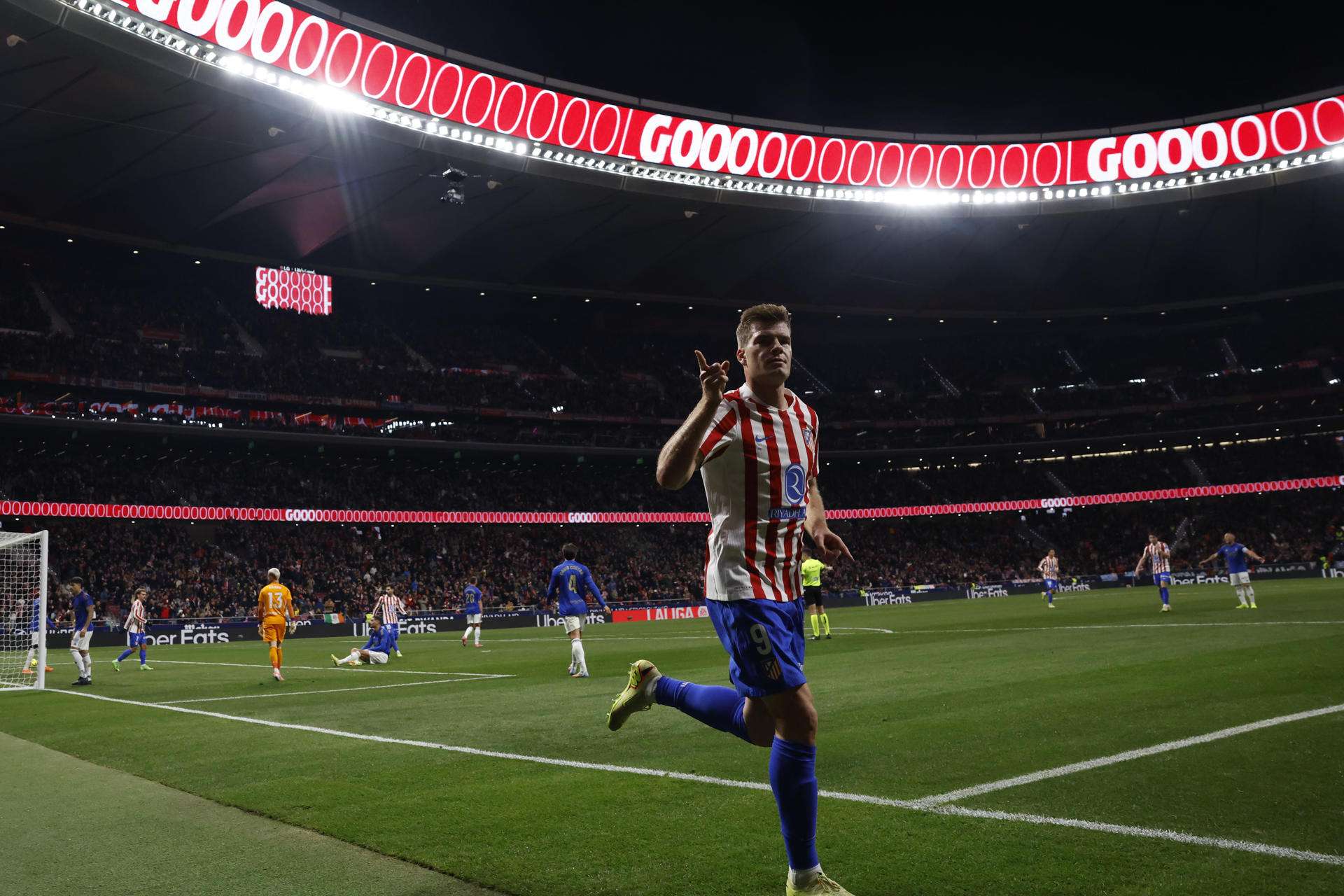 El delantero noruego del Atlético de Madrid Alexander Sørloth celebra tras anotar el segundo gol del equipo durante el partido de la jornada 14 de LaLiga EA Sports en el Estadio Riyadh Air Metropolitano de la capital española. EFE/ Juanjo Martín
