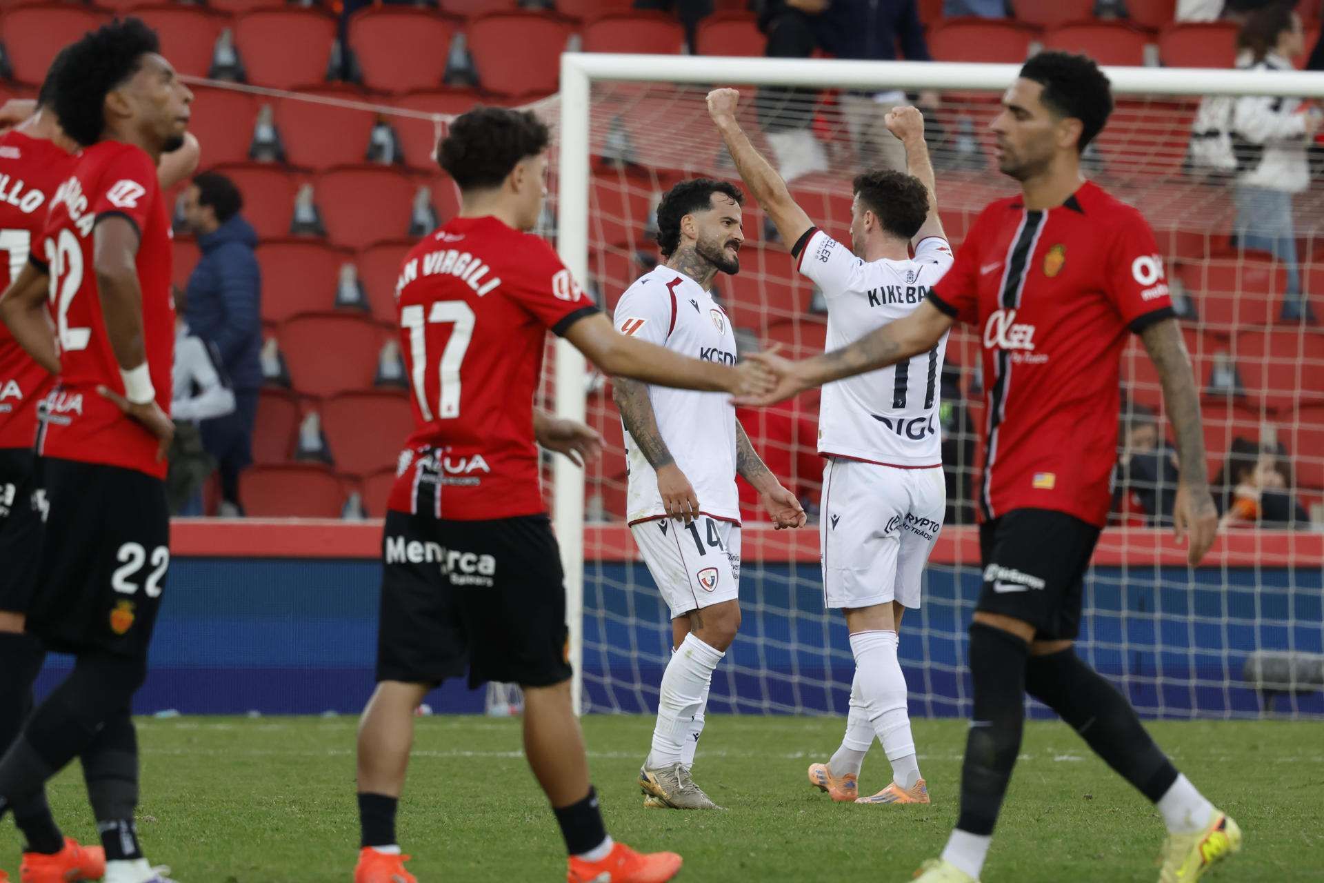 Reacción de los jugadores al finalizar el partido liguero entre el RCD Mallorca y el Osasuna celebrado en el estadio Son Moix, Palma de Mallorca, este sábado. EFE/ Cati Cladera