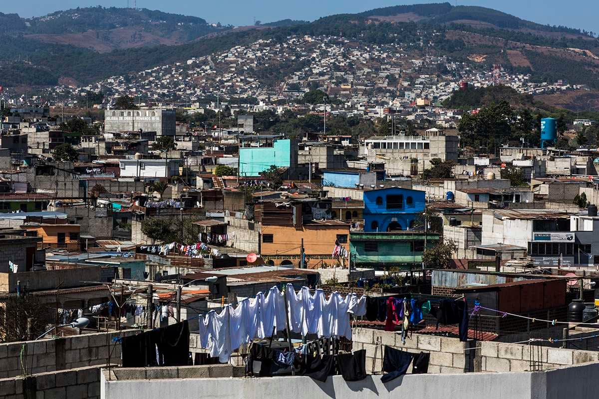 Papeles falsos, poder real: Cómo operan las redes de usurpación