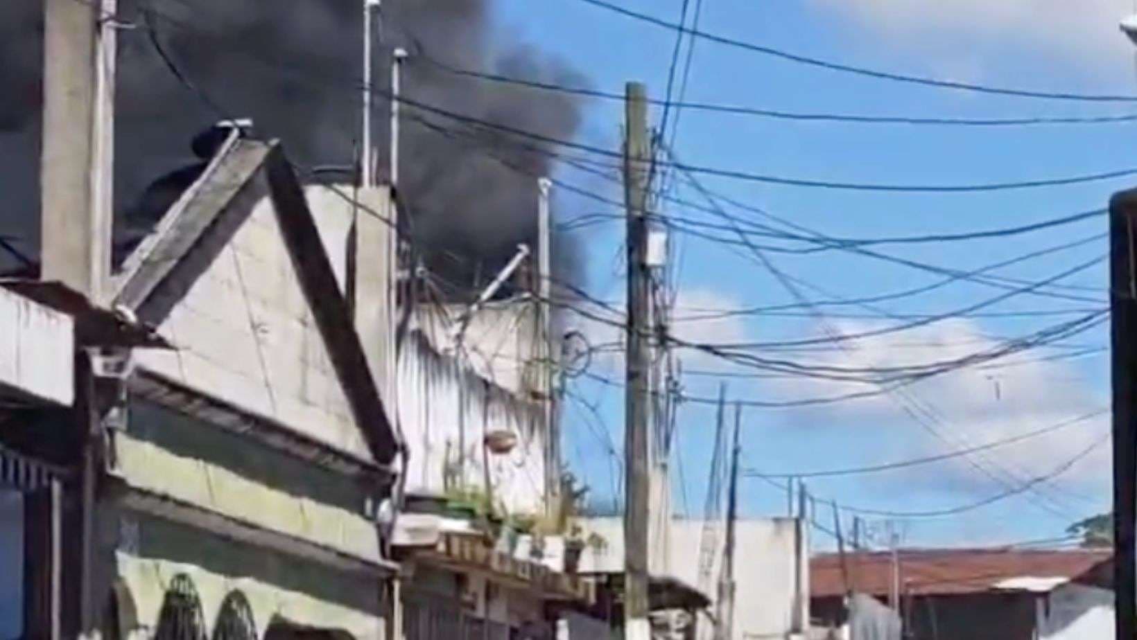 ¡Atención! Incendio en zona 7 mantiene a equipos de emergencia en acción