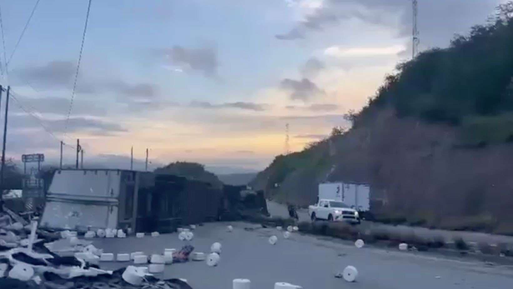 ¡Colisión y caída de carga bloquean la Ruta al Atlántico! Esto debes saber