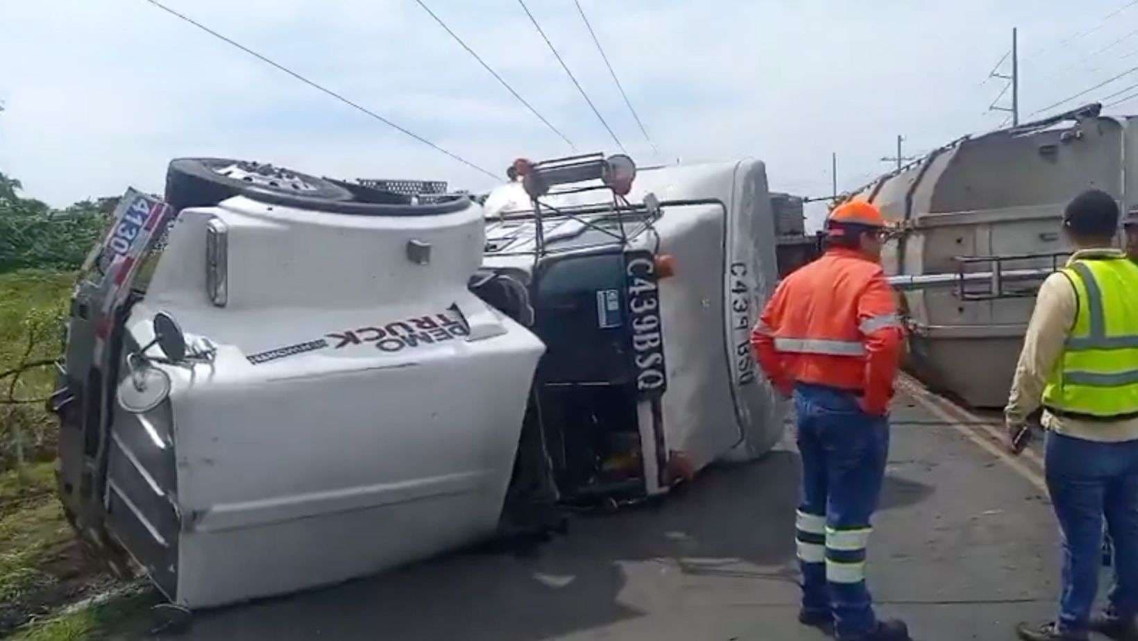 ¡Tráfico complicado en ruta al Pacífico! Tráiler volcado bloquea el paso