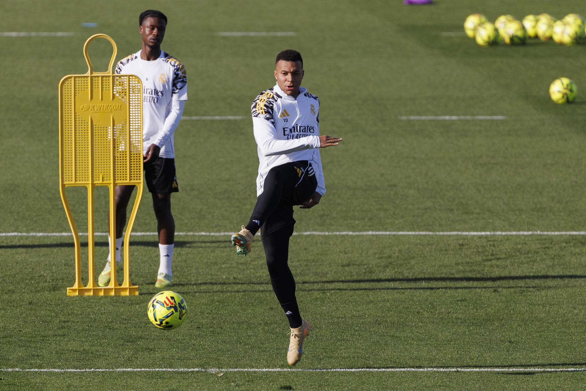 Los jugadores franceses del Real Madrid Kylian Mbappé (d) y Eduardo Camavinga durante el entrenamiento realizado este sábado en la Ciudad Deportiva de Valdebebas. EFE/Sergio Pérez