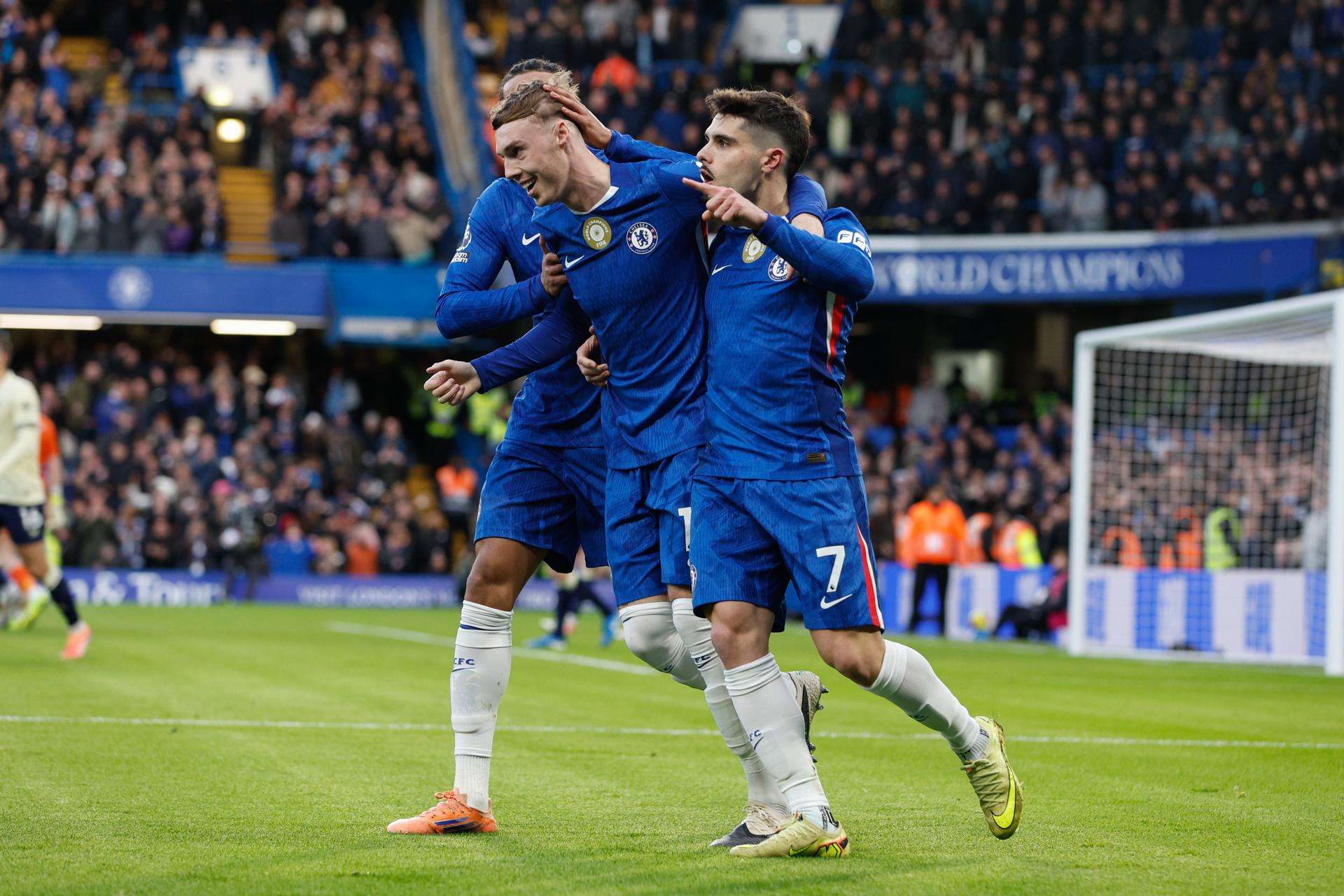 El jugador del Chelsea Cole Palmer (C) celebra cons us compañeros el 1-0 durante el partido de la Premier League que han jugado Chelsea FC y Everton FC, en Londres, Reino Unido. EFE/EPA/DAVID CLIFF