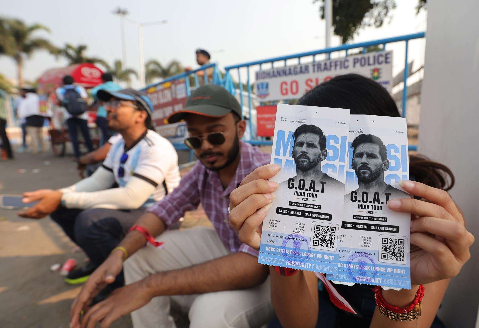 KOLKATA (India), 13/12/2025.- A Messi fan shows her tickets as they leave Salt Lake Stadium in Kolkata, India, 13 December 2025. Following Messis brief five-minute appearance, unrest broke out among fans who had paid a significant amount but were unable to see the Argentine football legend. EFE/EPA/PIYAL ADHIKARY