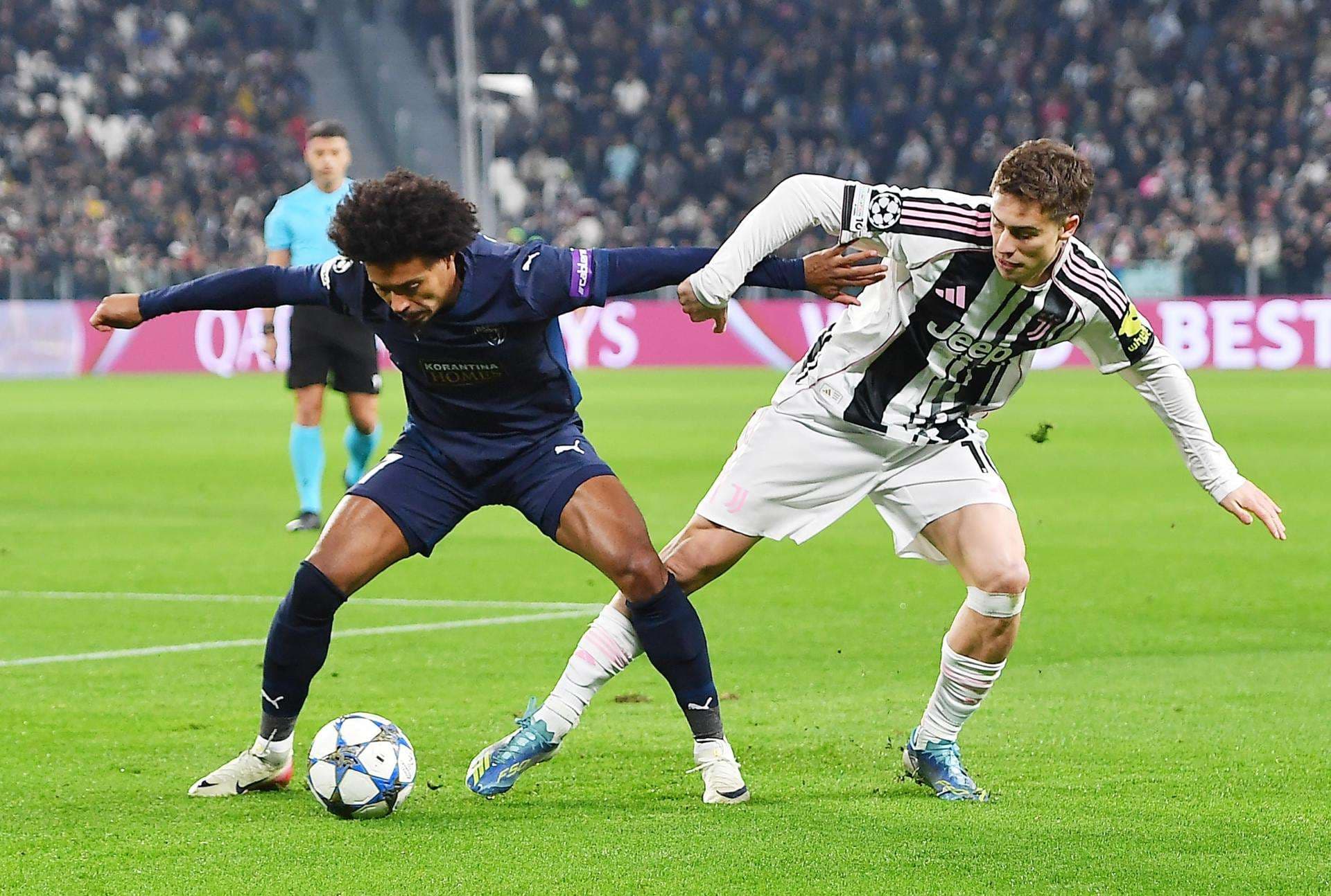 El jugador del Juventus Kenan Yldiz (d) y' Bruno,del Pafos, en acción durante el partido de la sexta jornada de la UEFA Champions League que han jugado Juventus FC y Pafos FC, en Turín, Italia. EFE/EPA/Alessandro Di Marco
