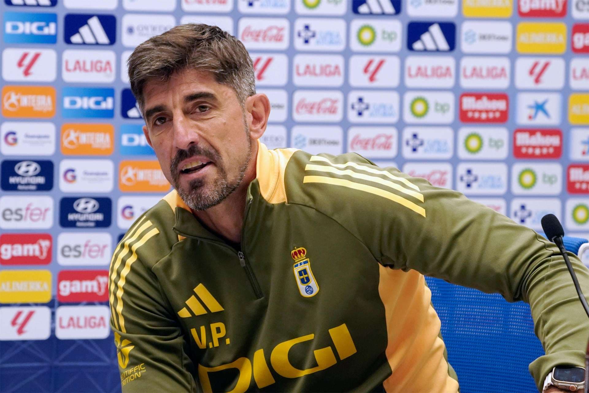 Fotografía de Paco Paredes, en la que puede verse en una imagen de archivo del 20 de junio de 2025 al serbio Veljko Paunovic, entonces como entrenador del Oviedo español. EFE