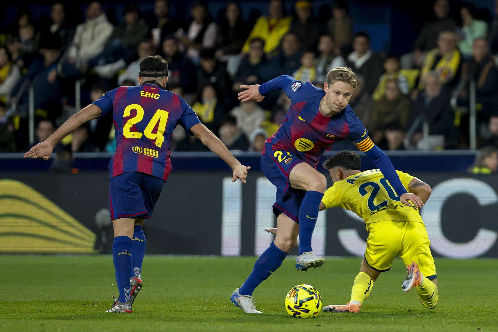 El centrocampista del Villarreal Alberto Moleiro (d) pelea un balón ante el centrocampista del Barça Frenkie de Jong este domingo, durante el partido de la jornada 17 de LaLiga EA Sports, que disputaron Villarreal CF y el FC Barcelona en el Estadio de la Cerámica. EFE/ Ana Escobar