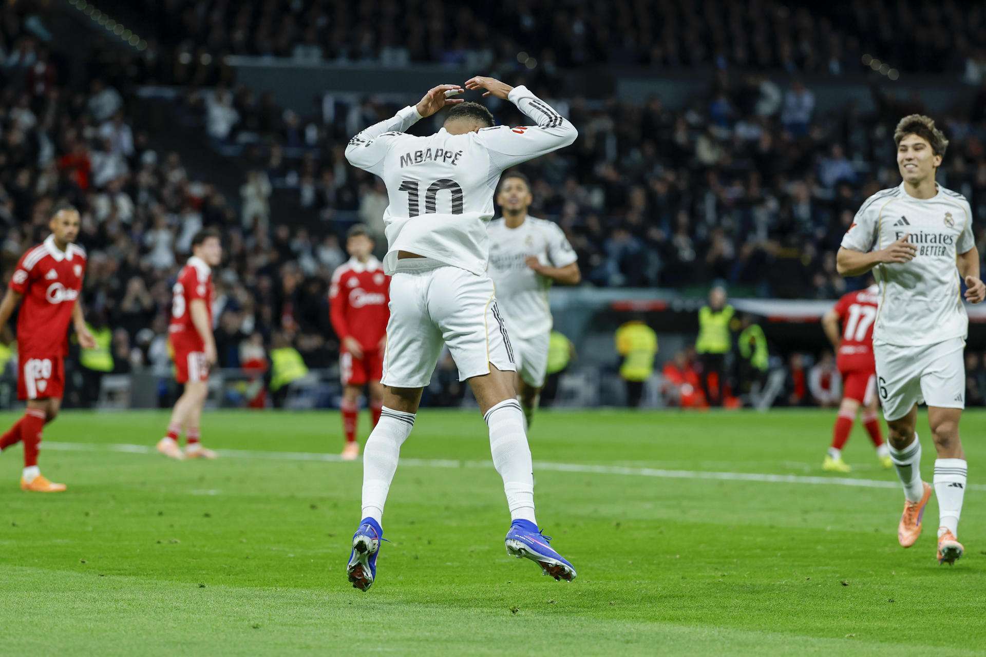 El delantero francés del Real Madrid, Kylian Mbappé, tras conseguir el segundo gol del equipo madridista durante el encuentro de la jornada 17 de LaLiga entre Real Madrid y Sevilla FC celebrado este sábado en el estadio Santiago Bernabéu, en Madrid. EFE / Juanjo Martín.
