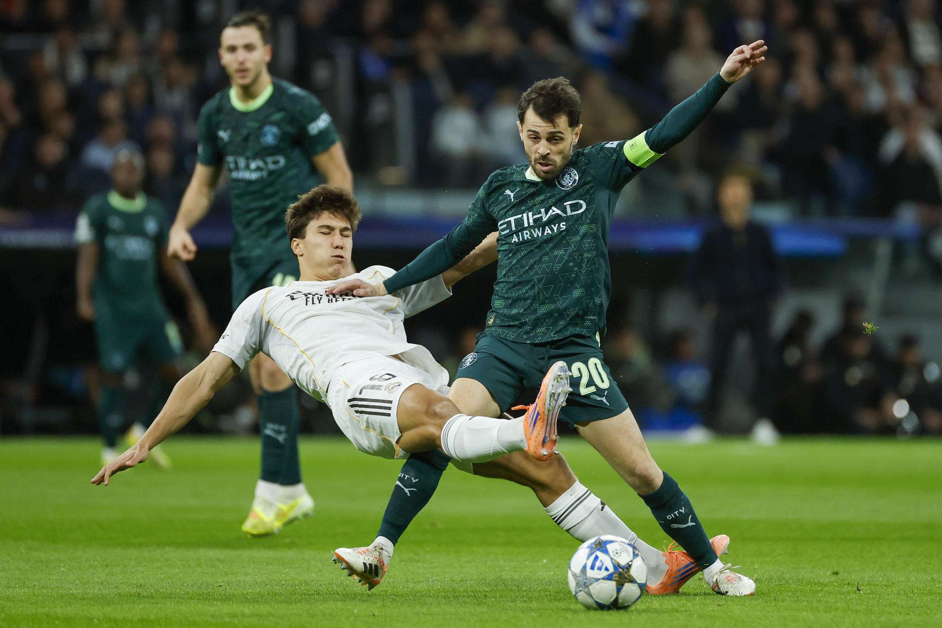 El centrocampista portugués del Manchester City, Bernardo Silva (d), intenta llevarse el balón ante el delantero del Real Madrid, Gonzalo García, durante el calentamiento previo al encuentro correspondiente a la fase regular de la Liga de Campeones que disputaron Real Madrid y Manchester City en el estadio Santiago Bernabéu, en Madrid. EFE / Juanjo Martín.