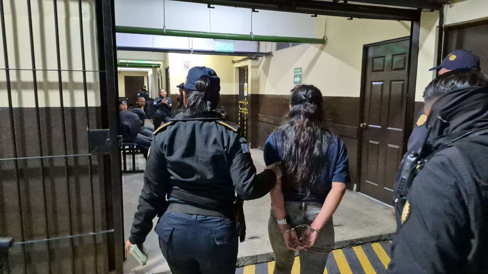 Mujer pretendía robar botellas de licor en comercial de Mixco