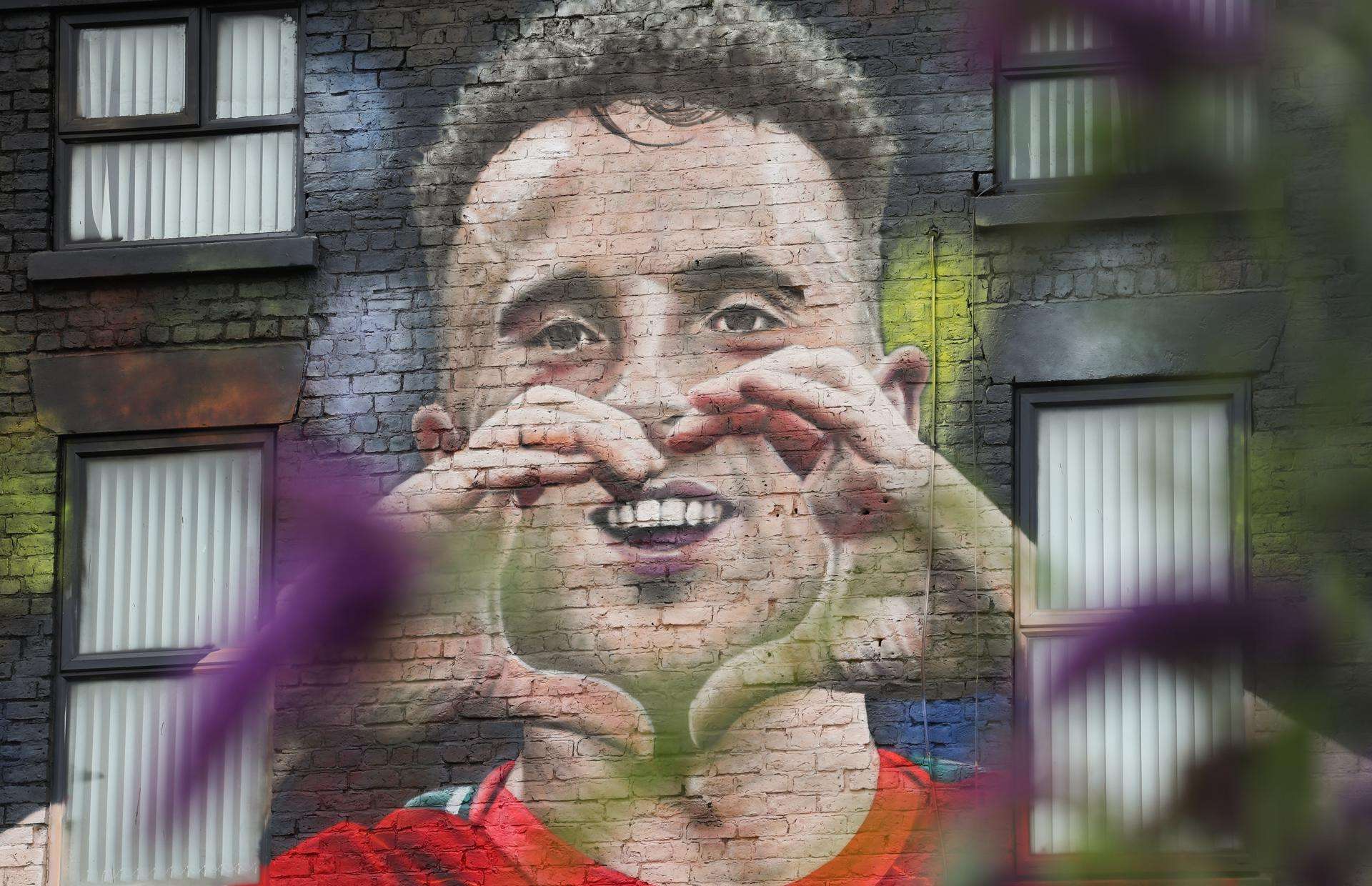 Fotografía de Adam Vaughan, en la que puede verse en una imagen de archivo del 16 de julio de 2025 un mural en homenaje al fallecido futbolista portugués Diogo Jota. EFE
