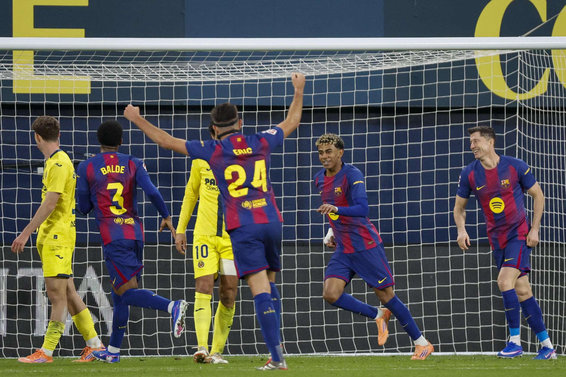 El delantero del Barça Lamine Yamal (2d) celebra tras anotar el segundo gol de su equipo este domingo, durante el partido de la jornada 17 de LaLiga EA Sports, que disputaron Villarreal CF y el FC Barcelona en el Estadio de la Cerámica. EFE/ Ana Escobar