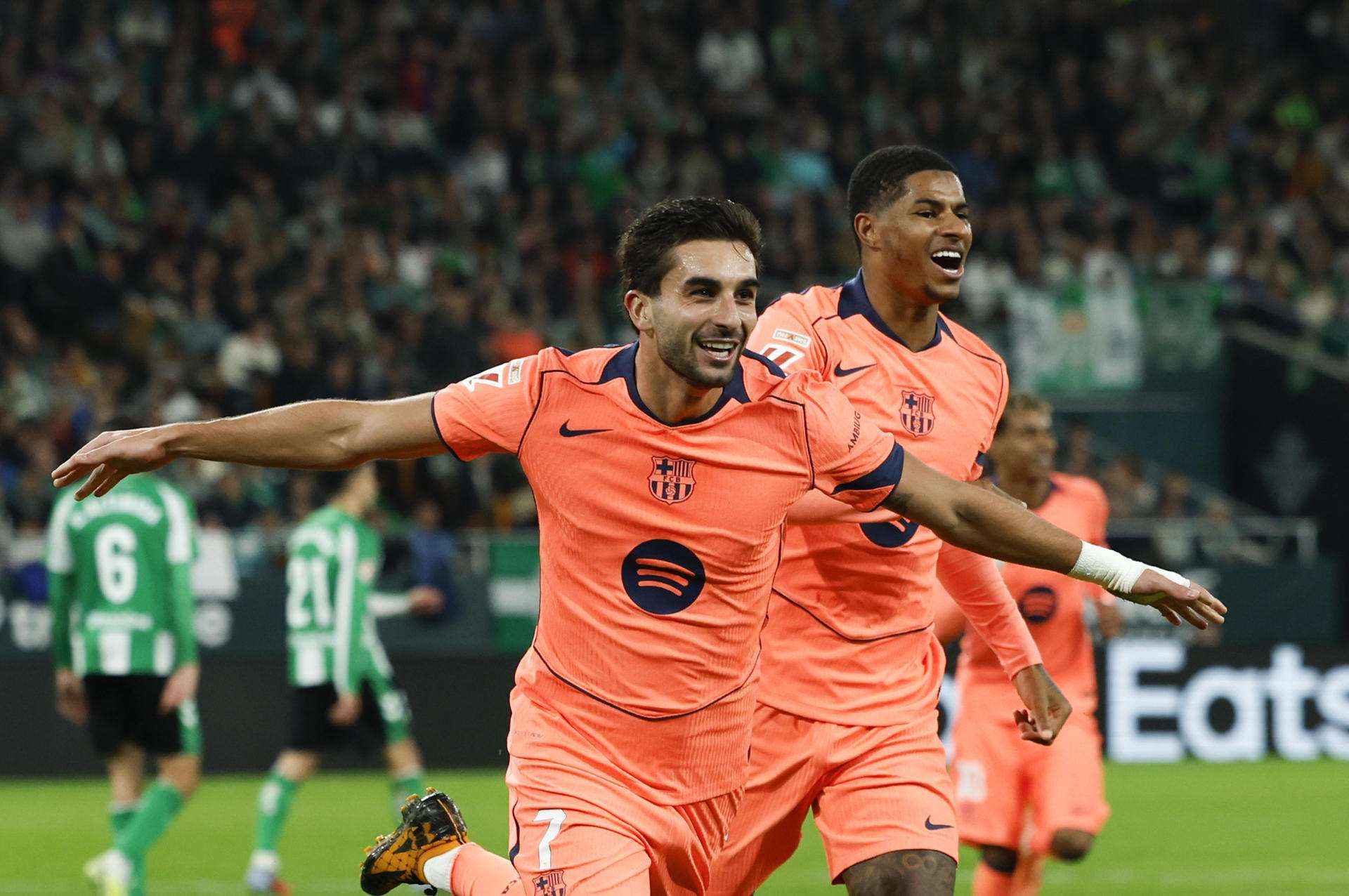El delantero del Barcelona Ferrán Trorres (i) celebra tras marcar el segundo gol ante el Betis, durante el partido de LaLiga EA Sports que Real Betis y FC Barcelona disputaron en el estadio de La Cartuja, en Sevilla. EFE/Julio Muñoz