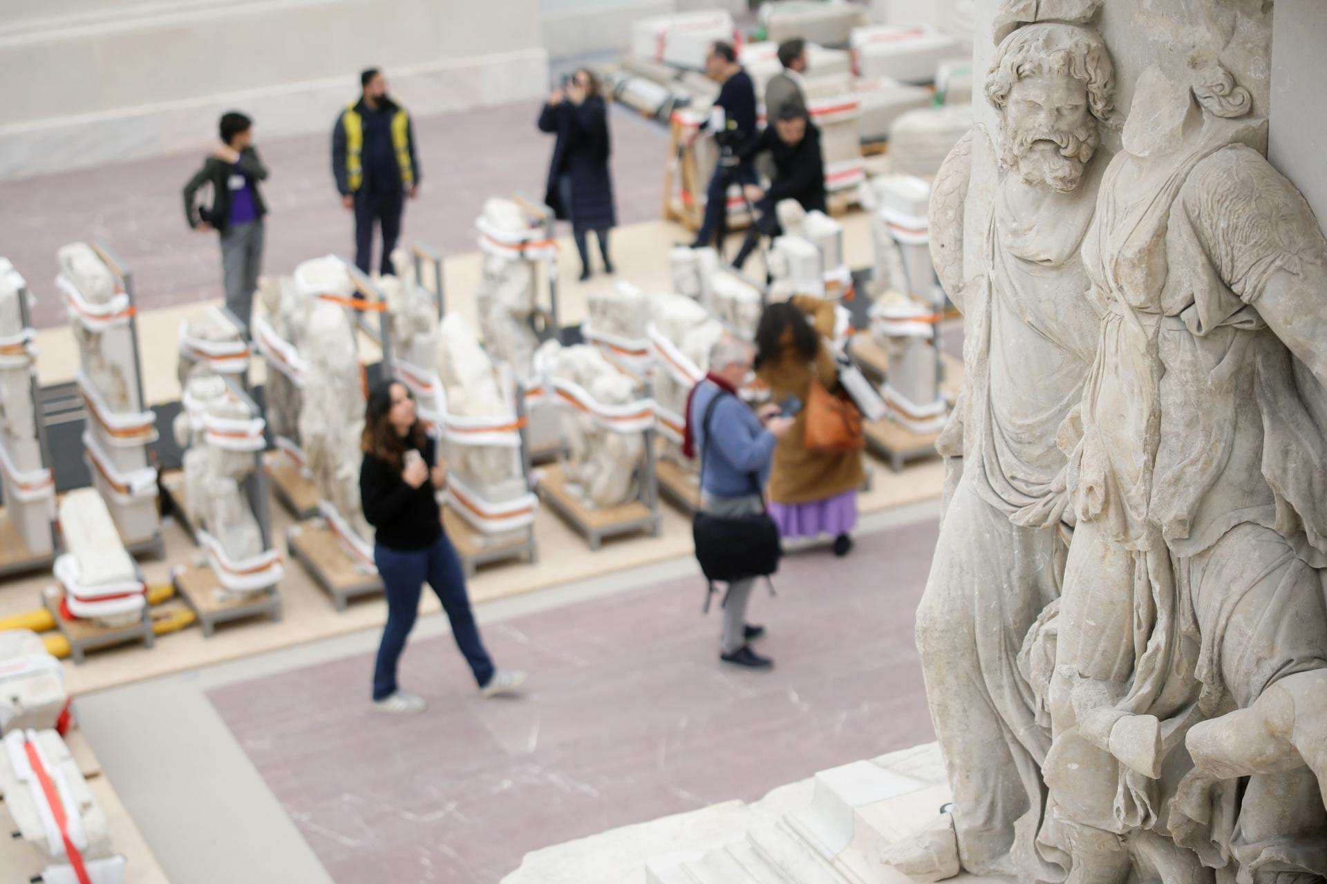 Un grupo de periodistas fue captado este jueves, 4 de diciembre, durante un recorrido para la prensa por las remodelaciones del afamado Museo de Pérgamo, en Berlín (Alemania) EFE/Hannibal Hanschke
