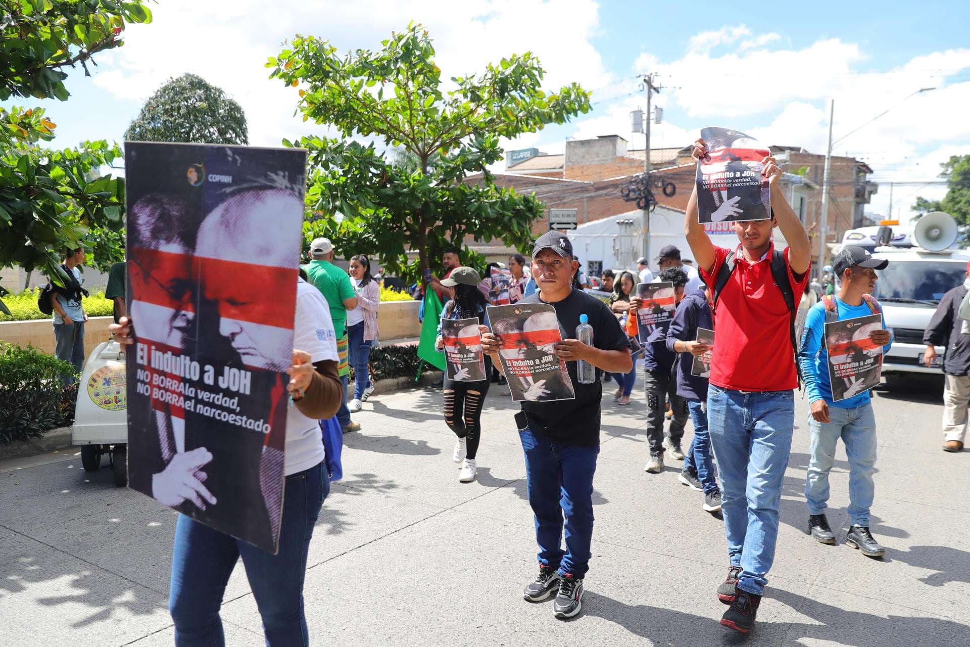 Personas sostienen carteles durante una manifestación este jueves, en Tegucigalpa (Honduras). EFE/ Gustavo Amador