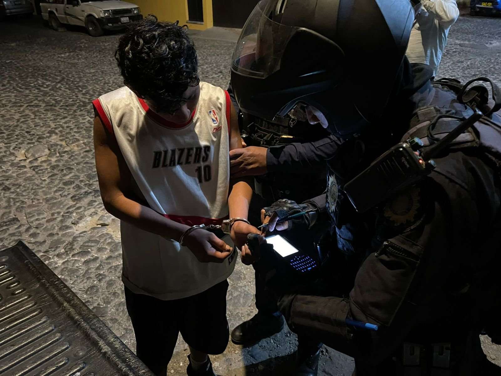 Atacan a joven en pasarela y el asaltante es capturado