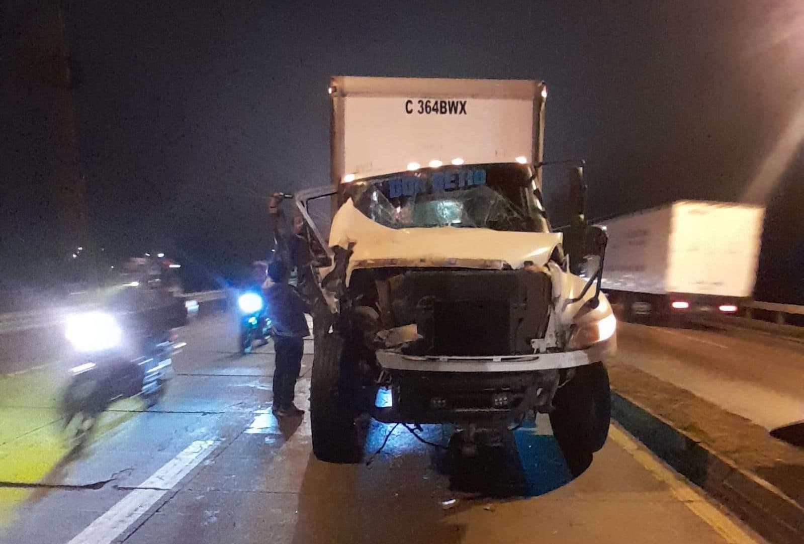 Colisión entre camiones obstruye carril de ingreso a la capital en ruta al Atlántico
