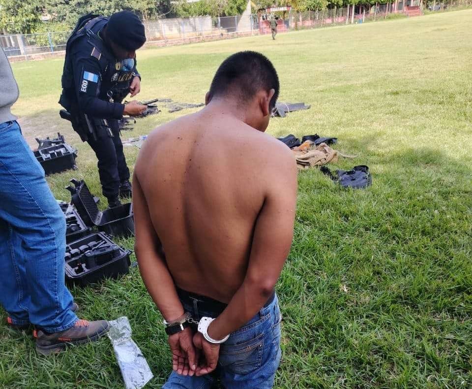 Hallan fusiles AK-47, drones y explosivos durante captura de hombre en Huehuetenango