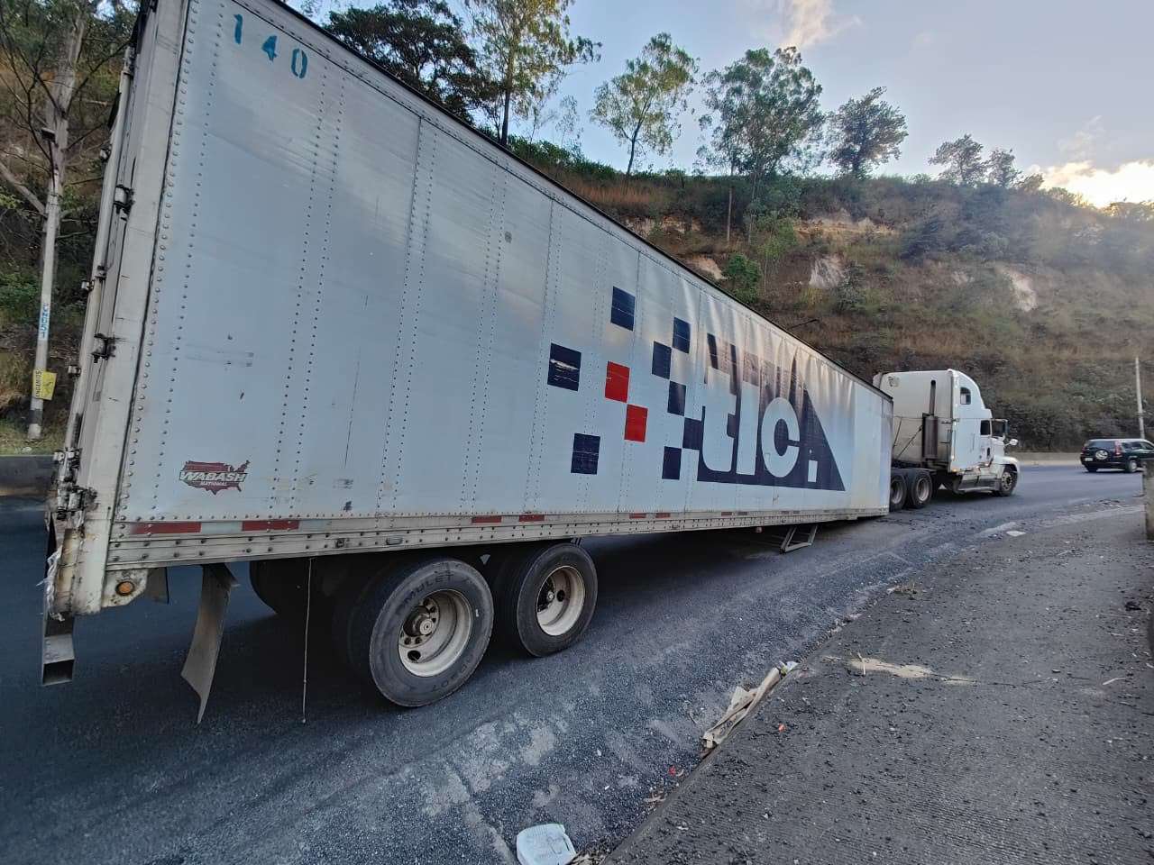 ¡Precaución! Contenedor se desprende del cabezal y complica el paso en ruta al pacifico