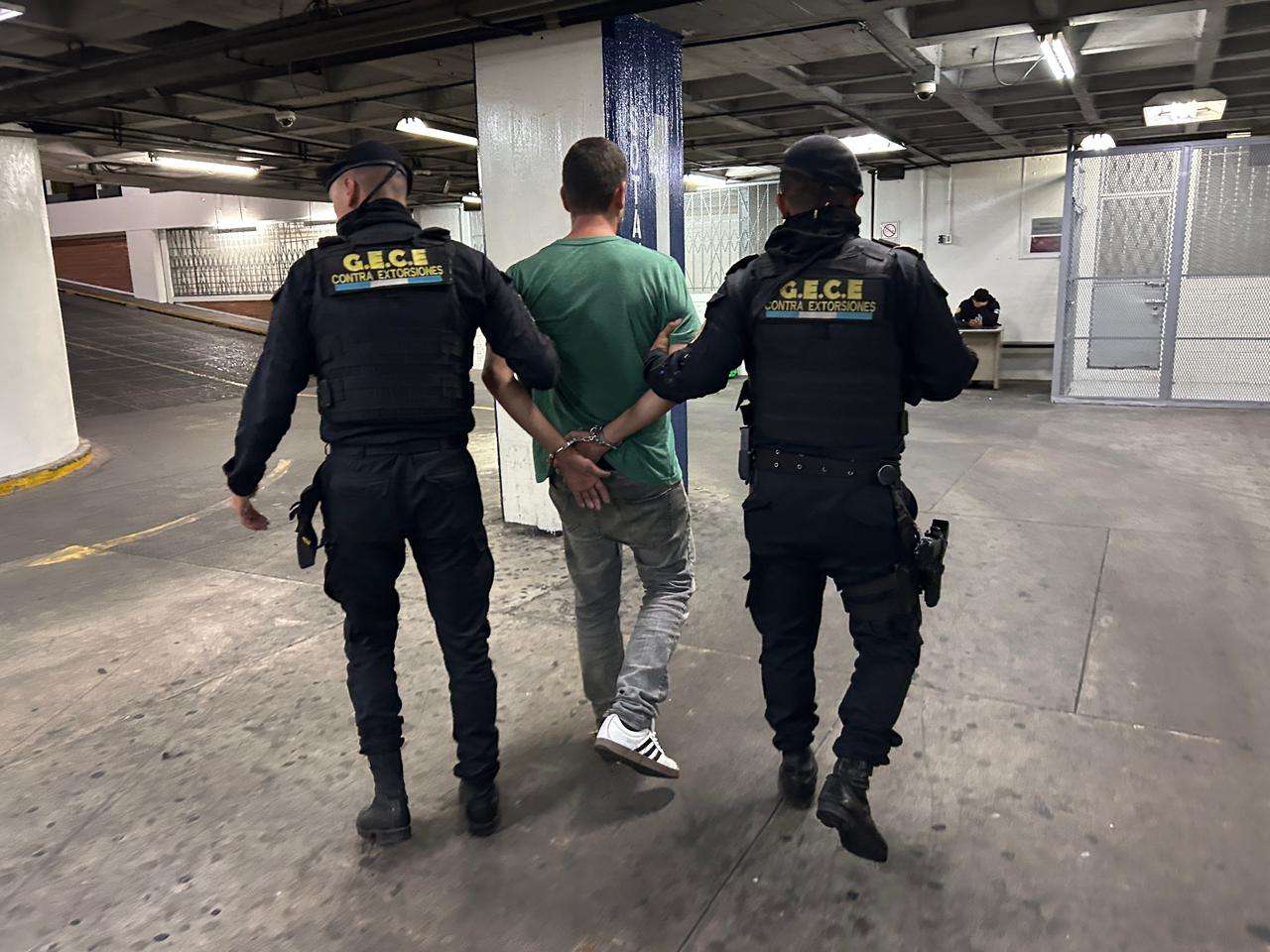 ¡En plena calle! Detienen a presunto narcomenudista con éxtasis, cocaína y marihuana